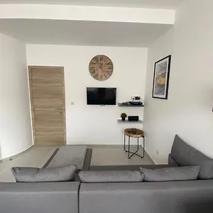 Superbe Petite Lumineux Bien Décoré Avec Netflix Gratuit Charleroi