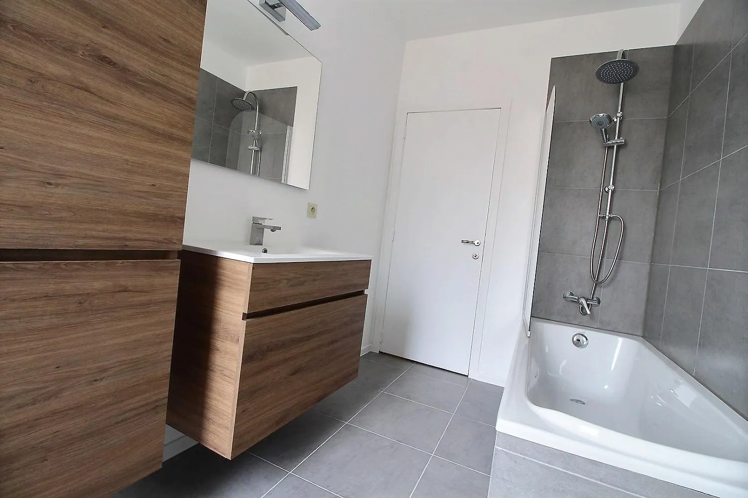 Station 82A Charleroi-Airport Apartment